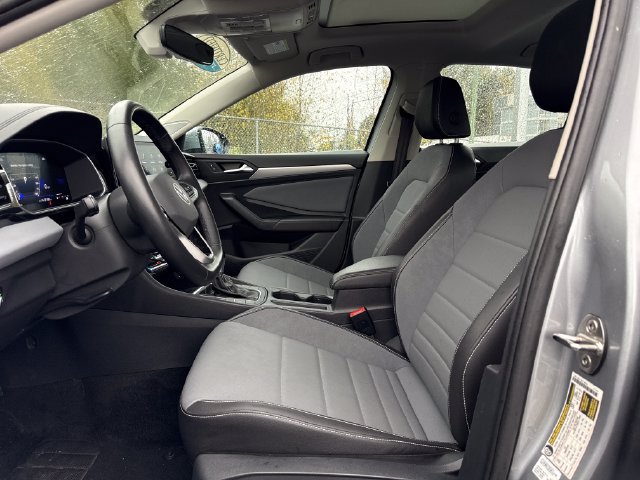 Used 2025 Volkswagen Jetta SE FWD image 15