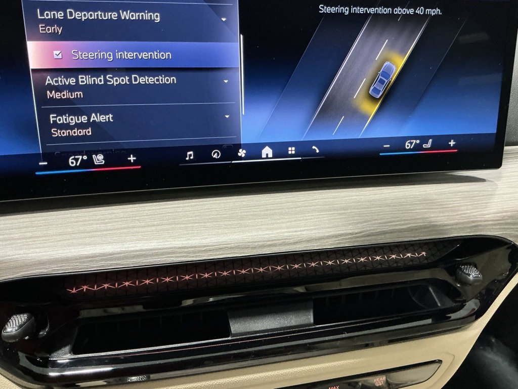 Used 2025 BMW 330i Sedan w/ Convenience Package image 9