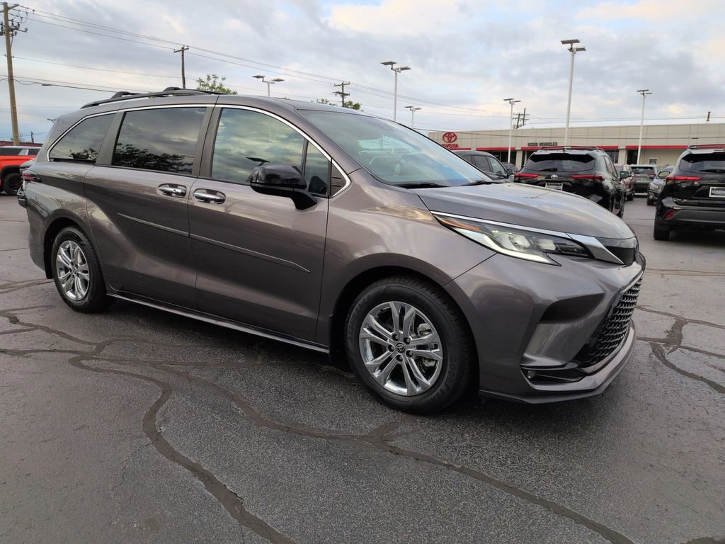 Certified 2022 Toyota Sienna XSE AWD/4WD image 7