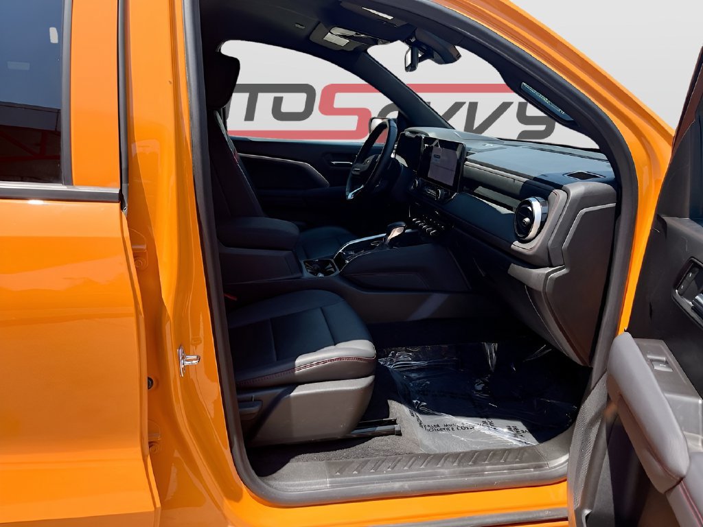 Used 2025 Chevrolet Colorado Z71 w/ Technology Package AWD/4WD image 29