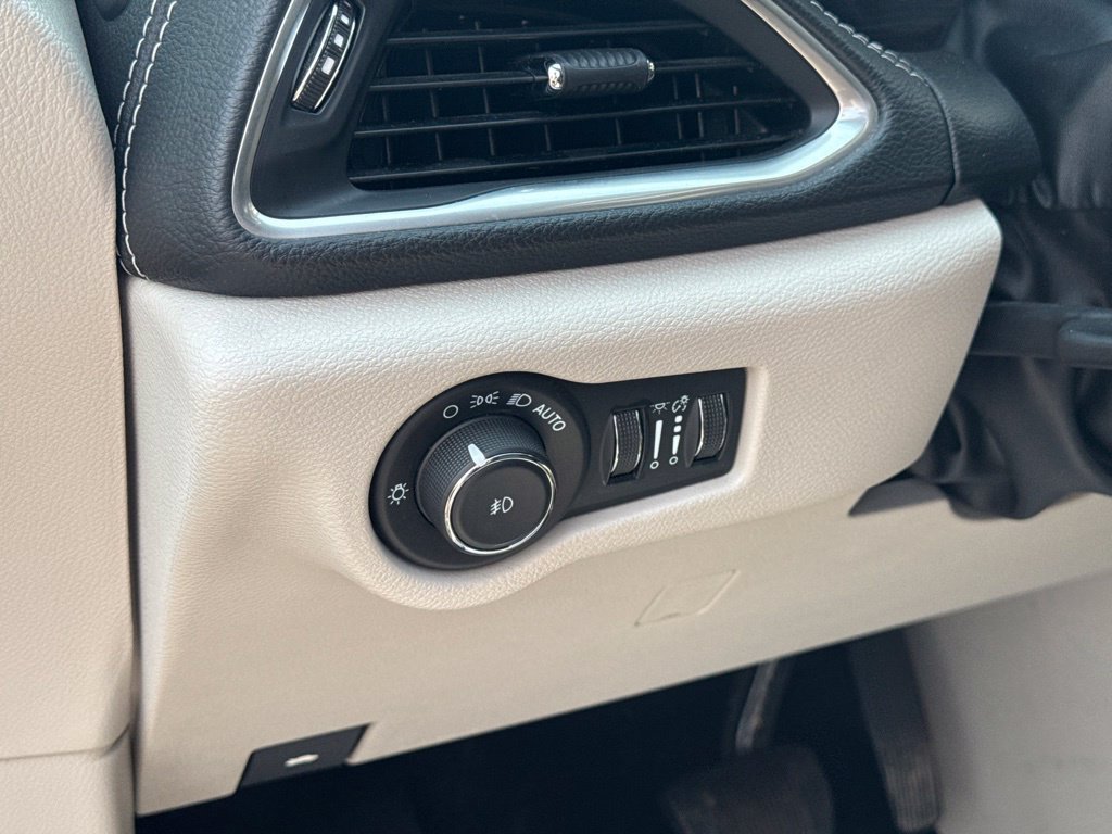 Used 2023 Chrysler Pacifica Limited FWD image 39