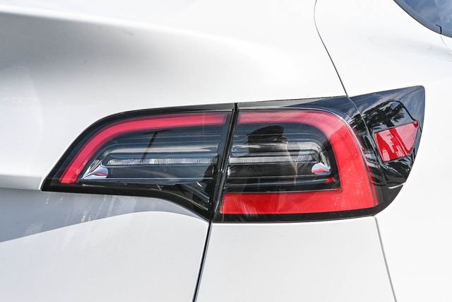 Used 2021 Tesla Model Y Long Range image 9
