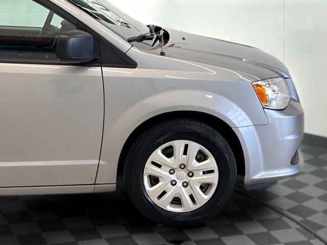 Used 2018 Dodge Grand Caravan SE w/ UConnect Hands-Free Group FWD image 4