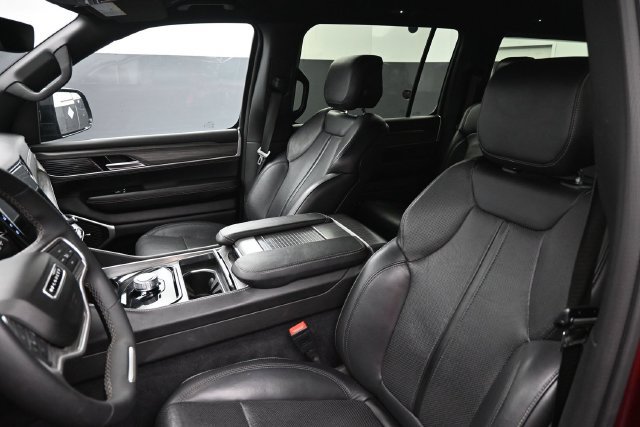 Used 2024 Jeep Wagoneer L Series II w/ Flexible Seating Group RWD image 18