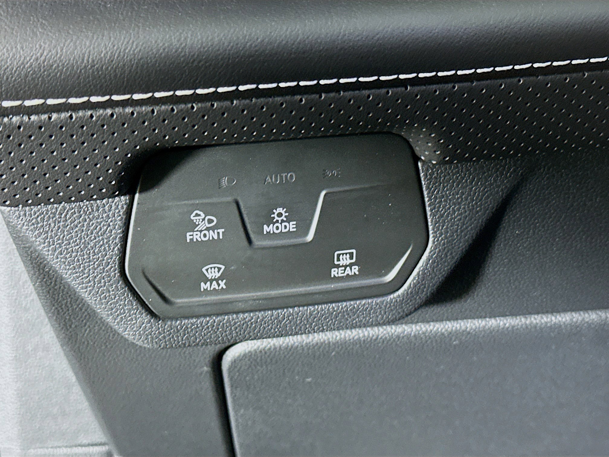 Used 2024 Volkswagen Atlas SE image 17