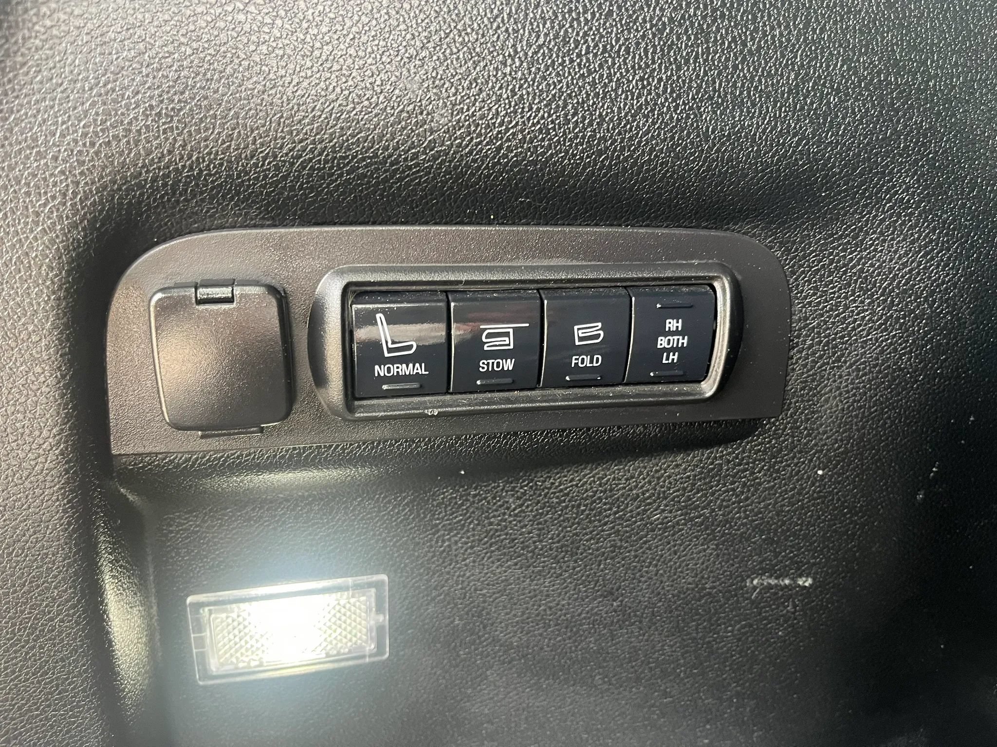 Used 2018 Ford Explorer Limited w/ Equipment Group 301A AWD/4WD image 34