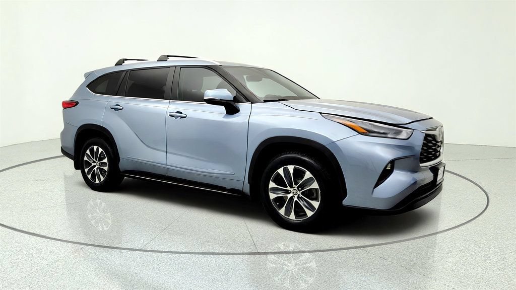 Used 2023 Toyota Highlander XLE AWD/4WD image 3