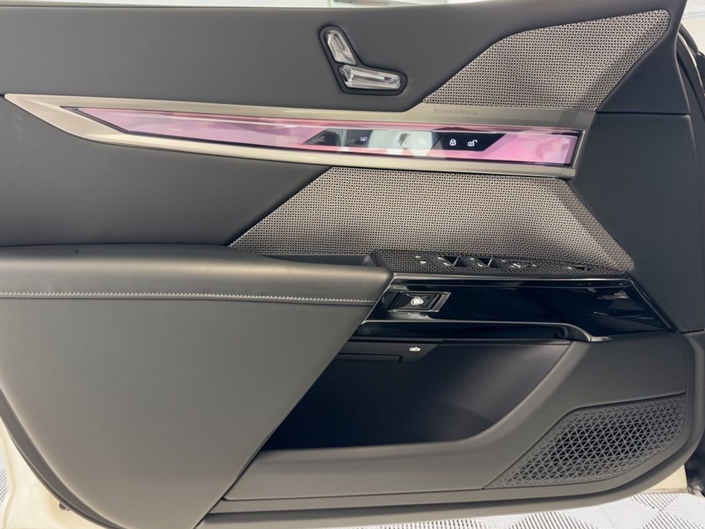 Certified 2024 BMW i7 eDrive50 w/ M Sport Package RWD image 14