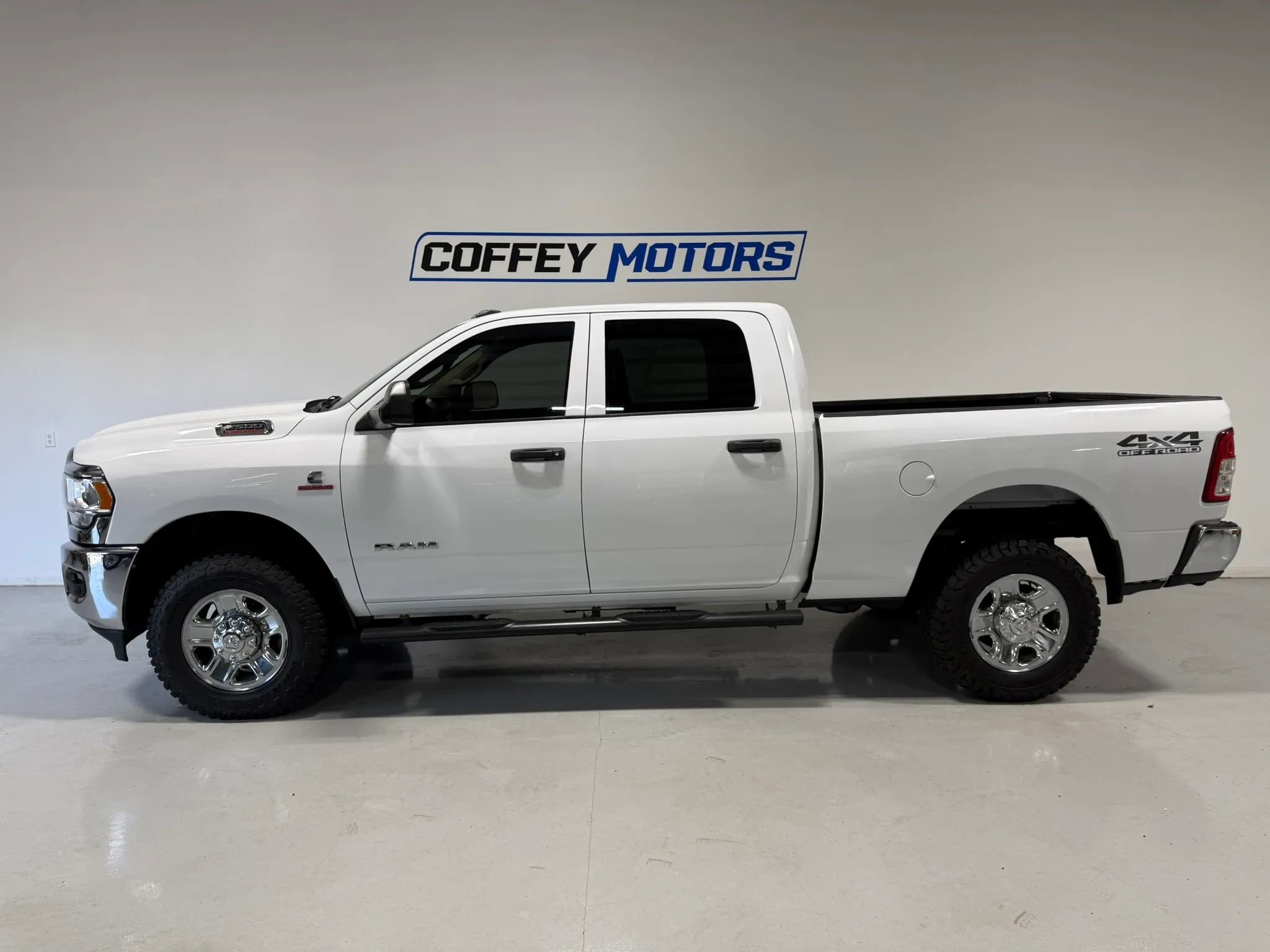 Used 2020 RAM 2500 Tradesman w/ Chrome Appearance Group AWD/4WD image 3