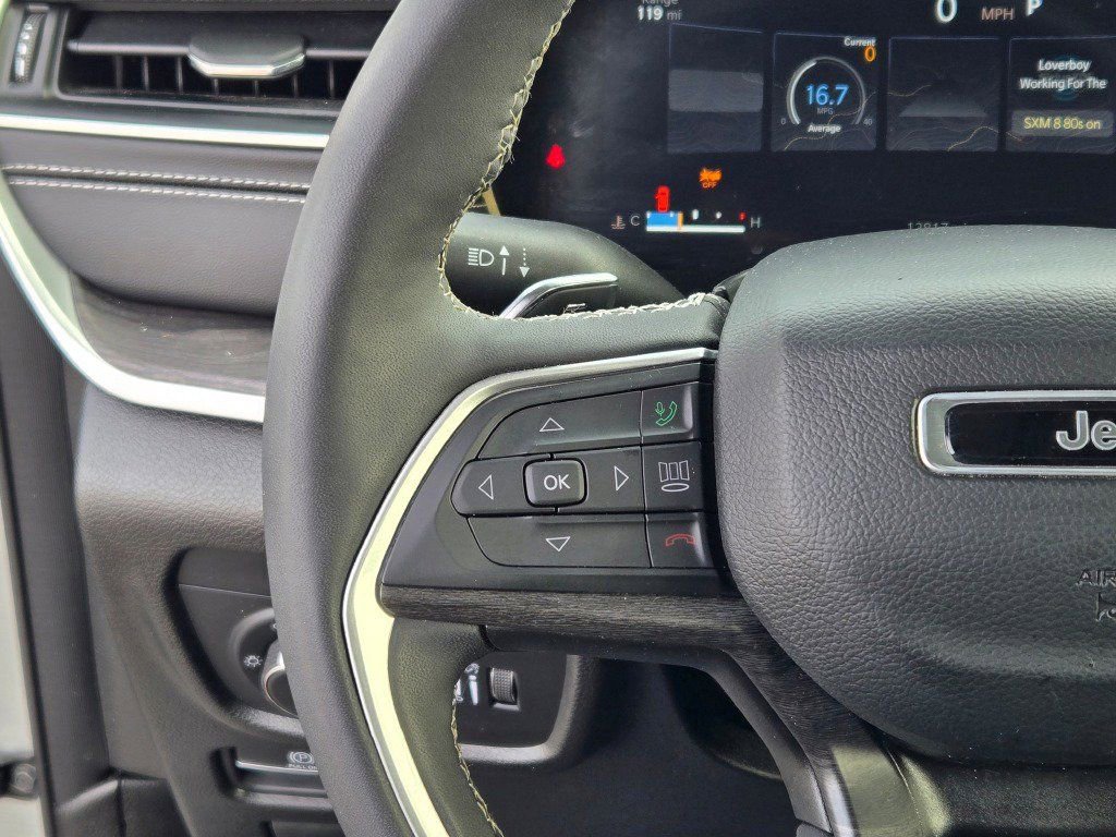 Used 2024 Jeep Grand Cherokee Limited w/ Black Appearance Package image 31