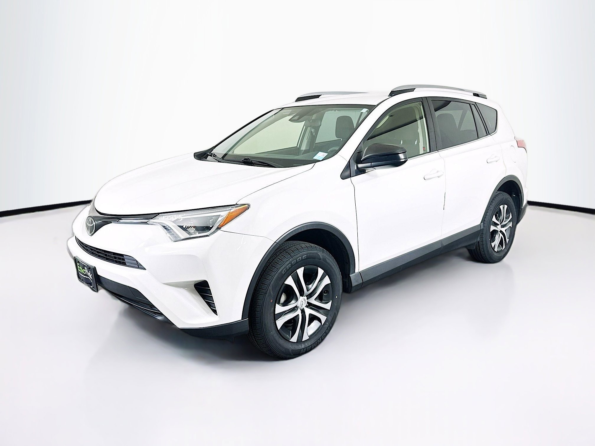 Used 2018 Toyota RAV4 LE FWD image 3