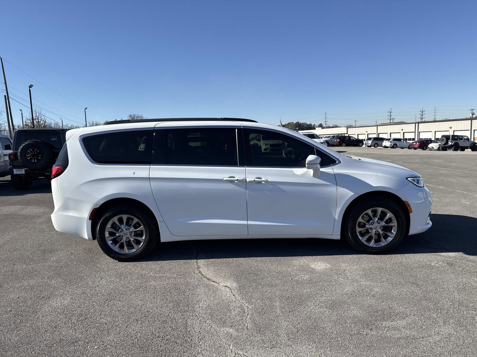 Certified 2022 Chrysler Pacifica Touring-L image 4