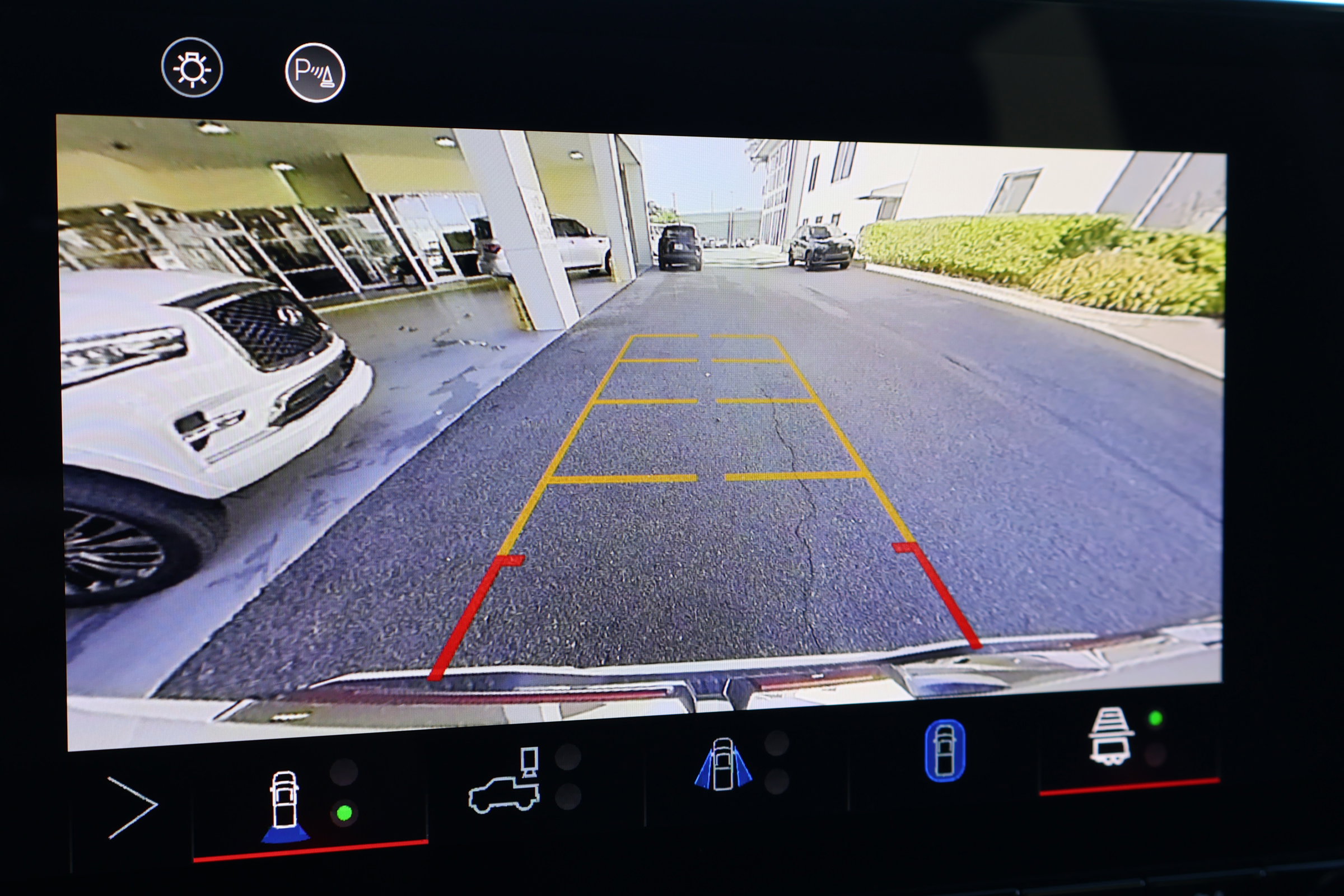 Used 2025 GMC Canyon Denali image 4