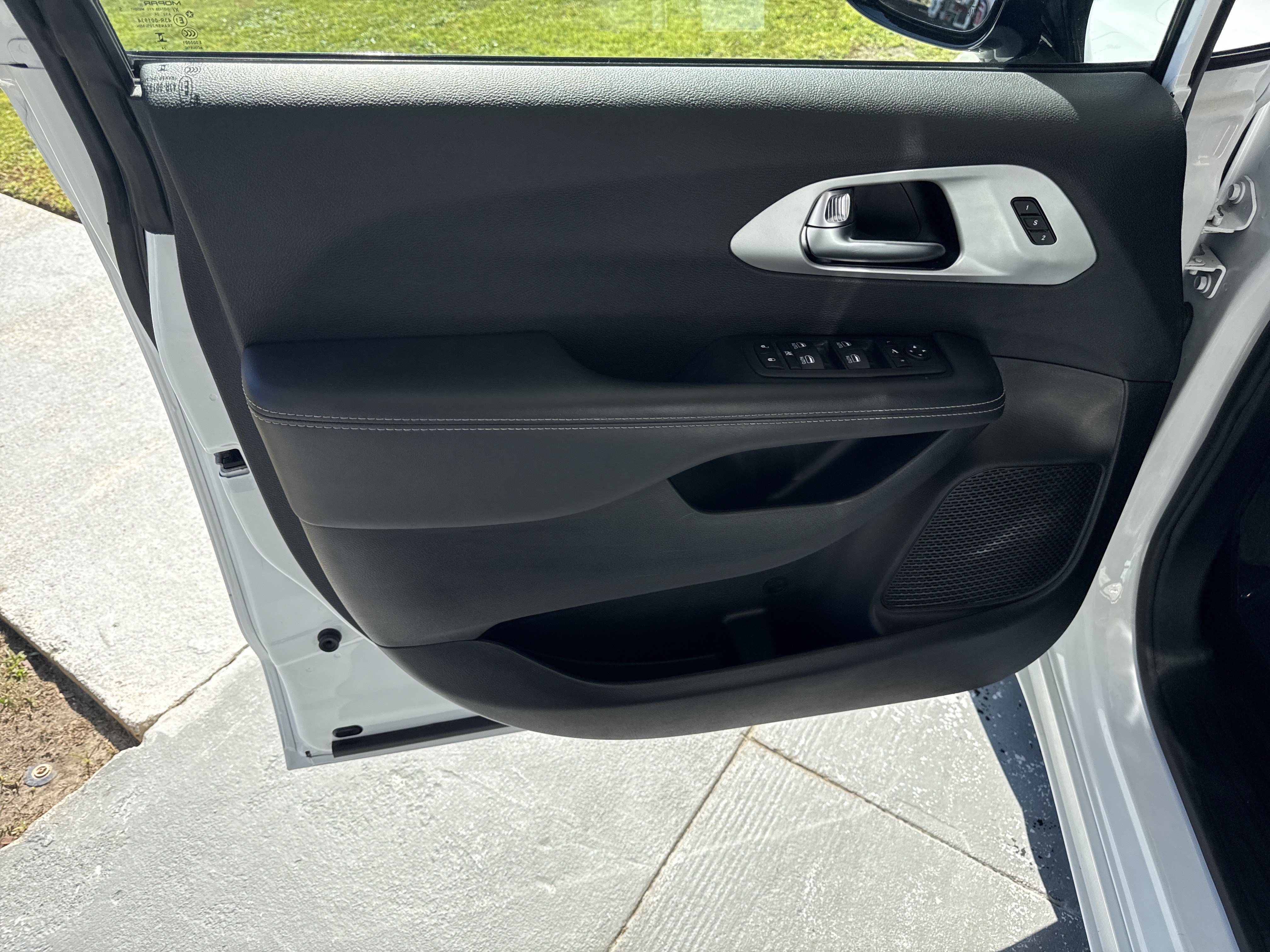 Used 2025 Chrysler Pacifica Limited FWD image 15