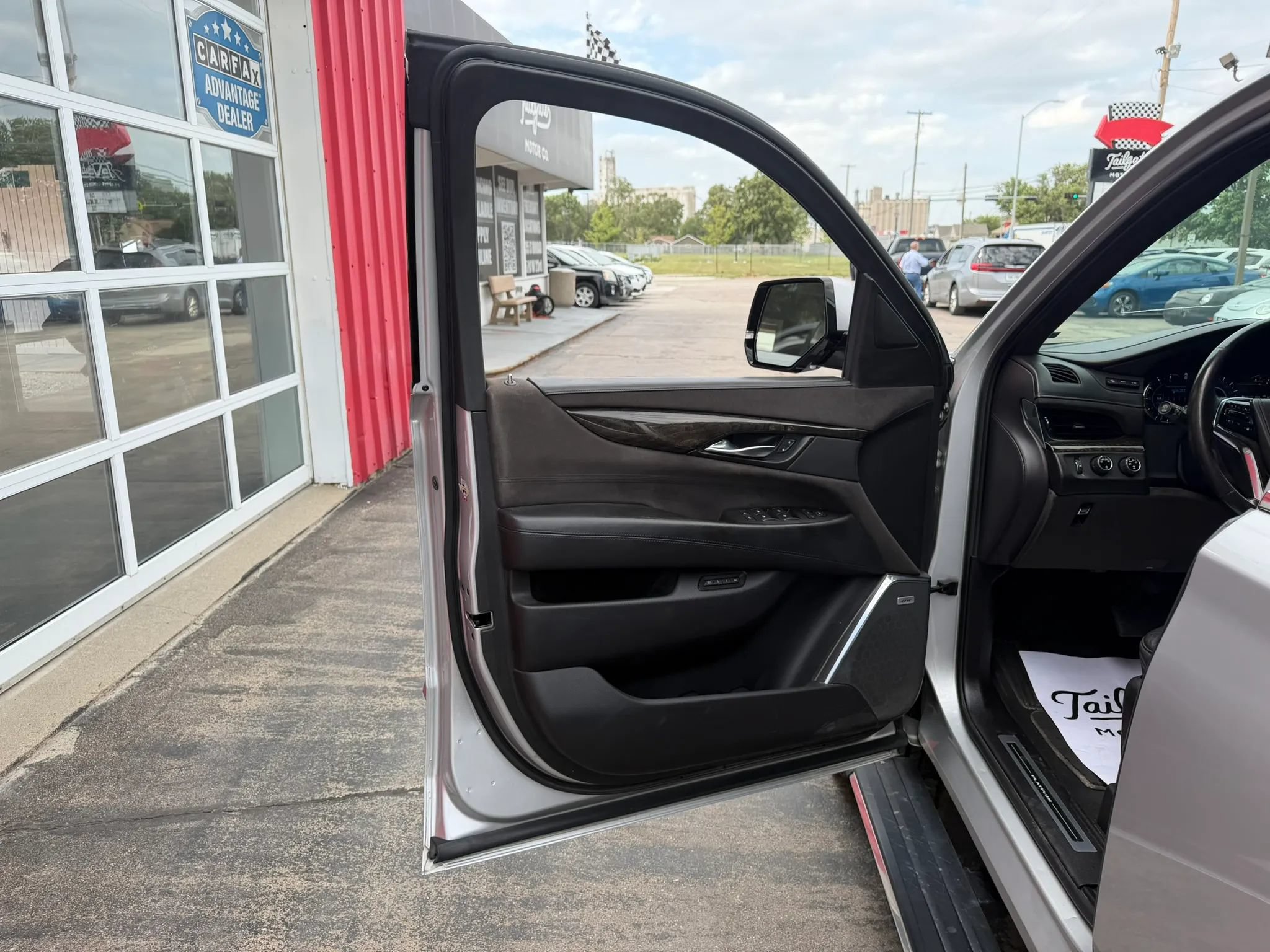 Used 2016 Cadillac Escalade Platinum AWD/4WD image 9