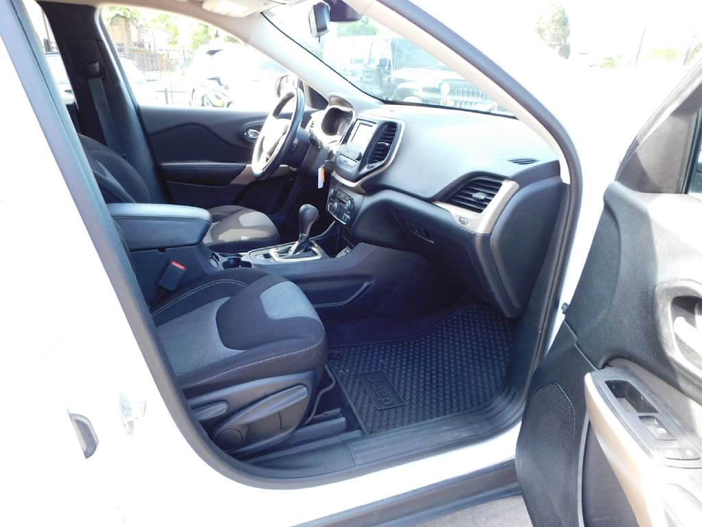 Used 2017 Jeep Cherokee Sport w/ Cold Weather Group FWD image 18