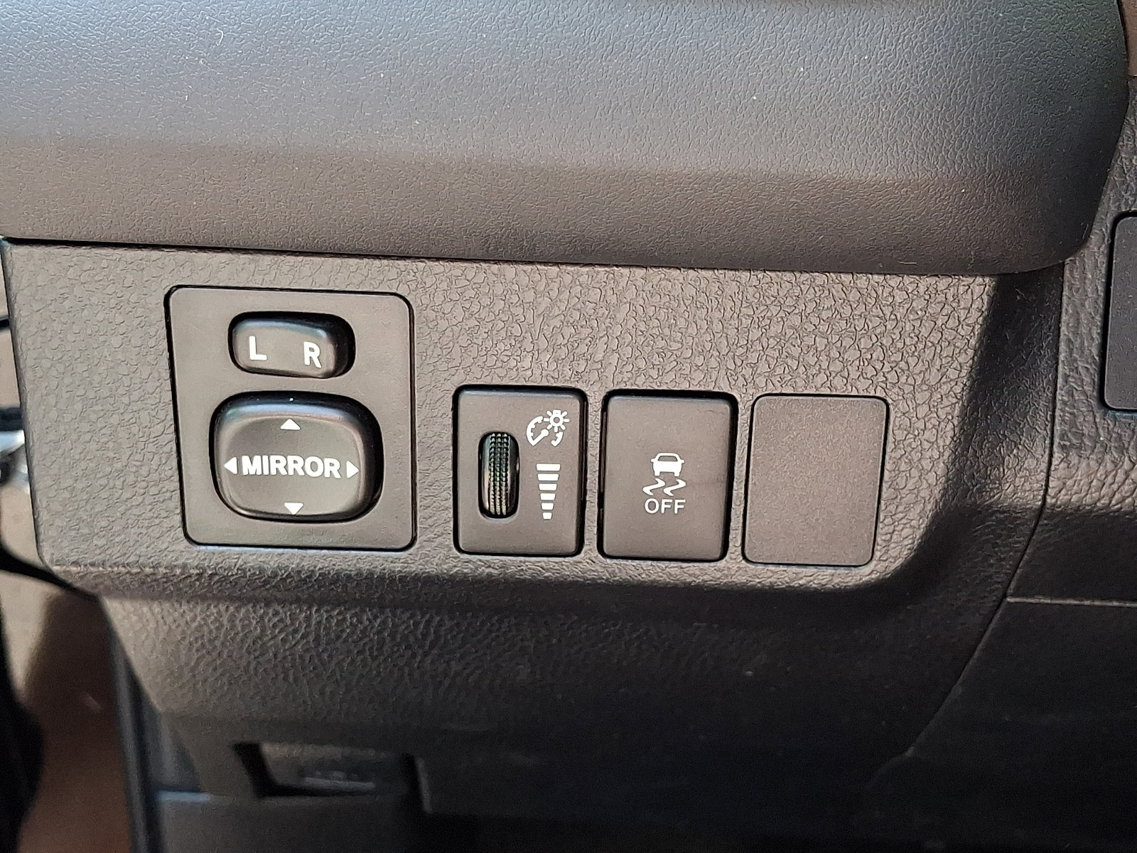 Used 2014 Toyota RAV4 LE FWD image 23