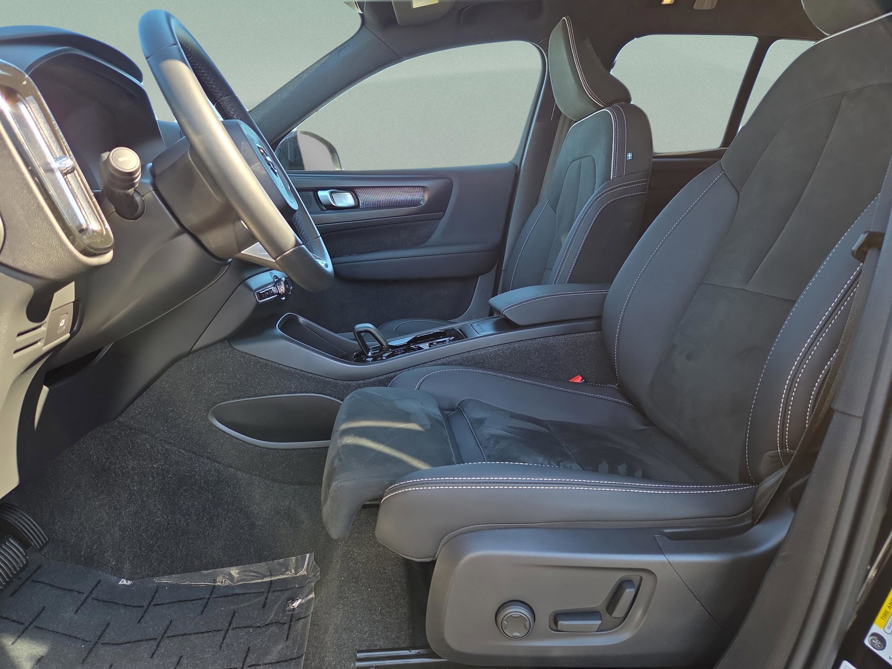 Used 2025 Volvo XC40 B5 Plus image 24