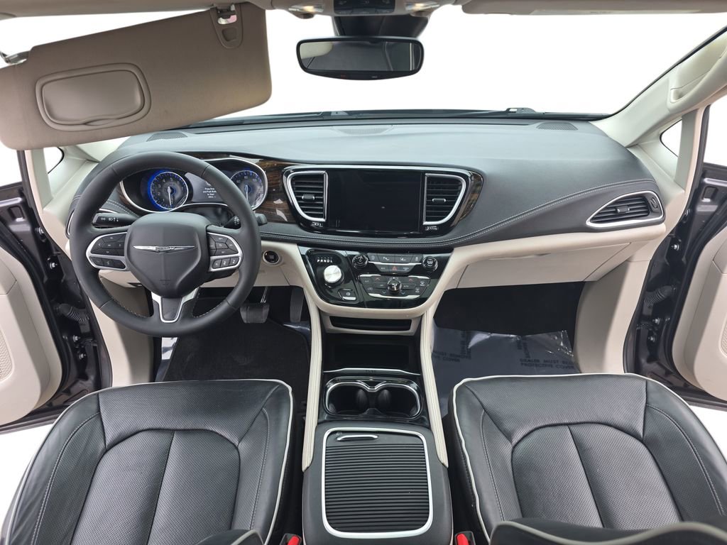 Used 2023 Chrysler Pacifica Limited image 9