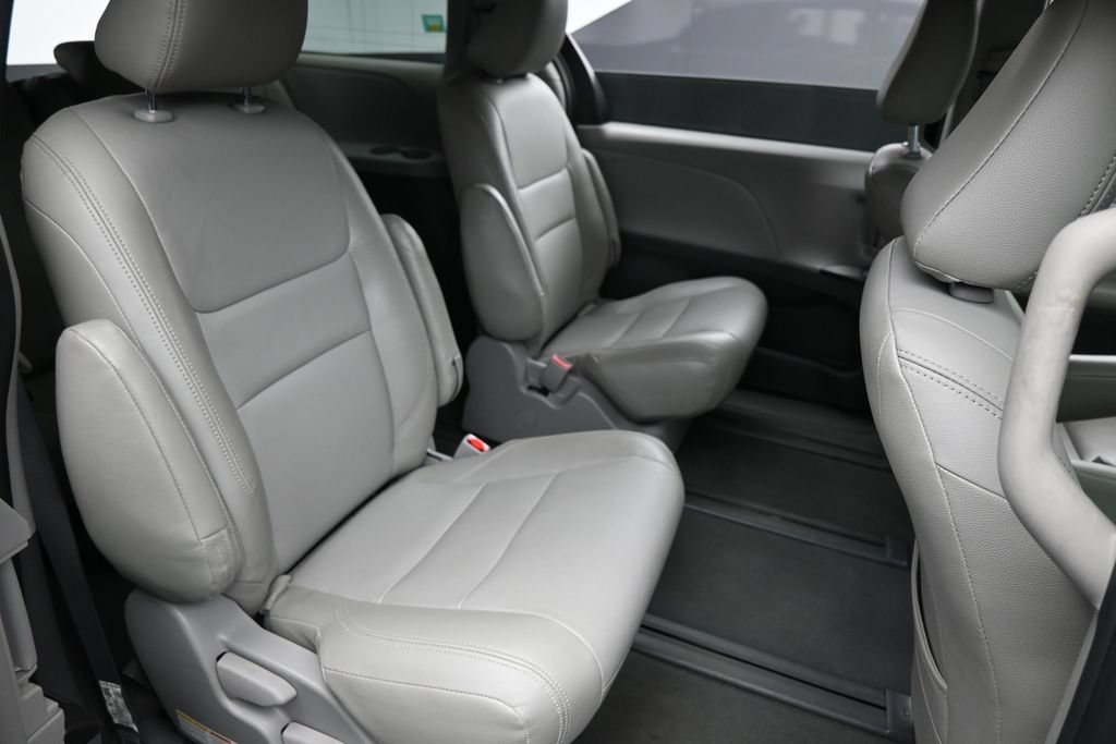 Used 2020 Toyota Sienna L FWD image 31