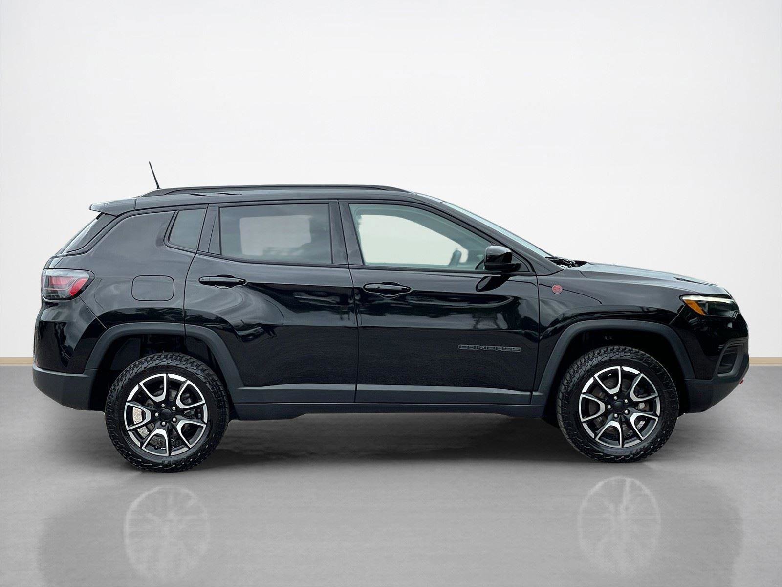 Used 2024 Jeep Compass Trailhawk w/ Trailhawk Elite Group image 9