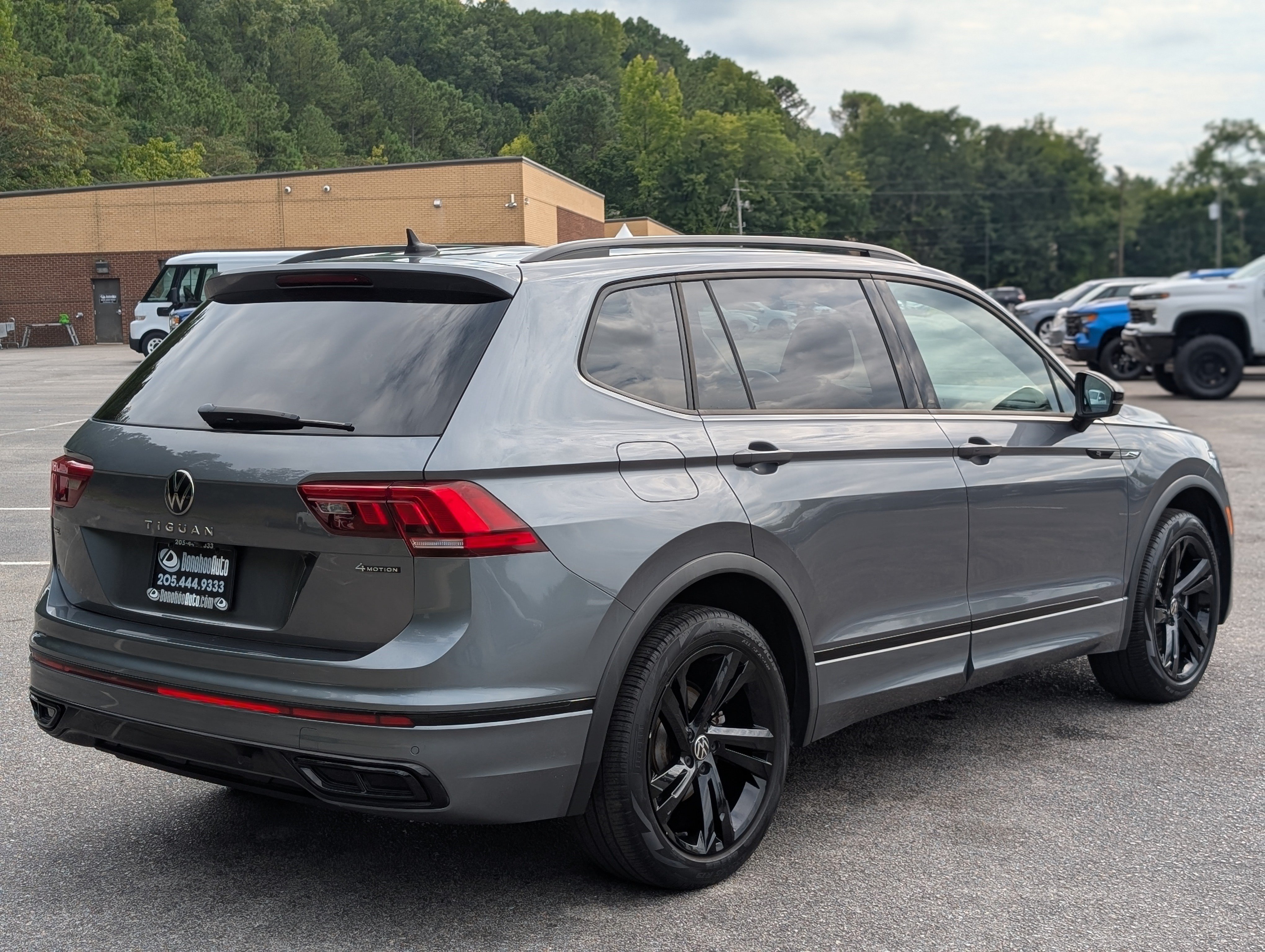 Used 2023 Volkswagen Tiguan SE R-Line AWD/4WD image 9