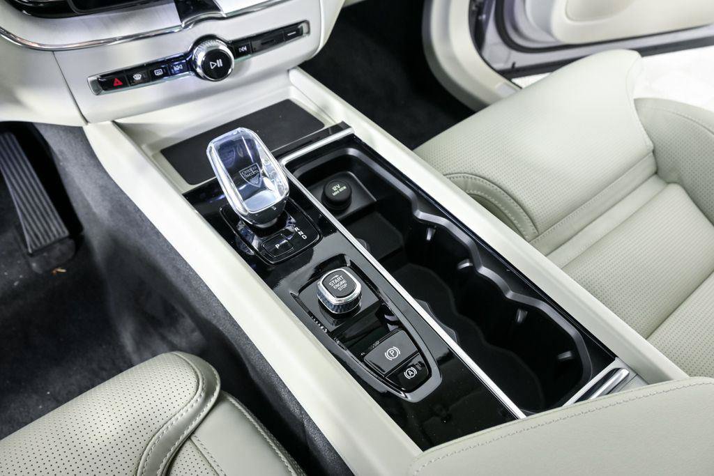 New 2026 Volvo XC60 B5 Ultra w/ Climate Package AWD/4WD image 17