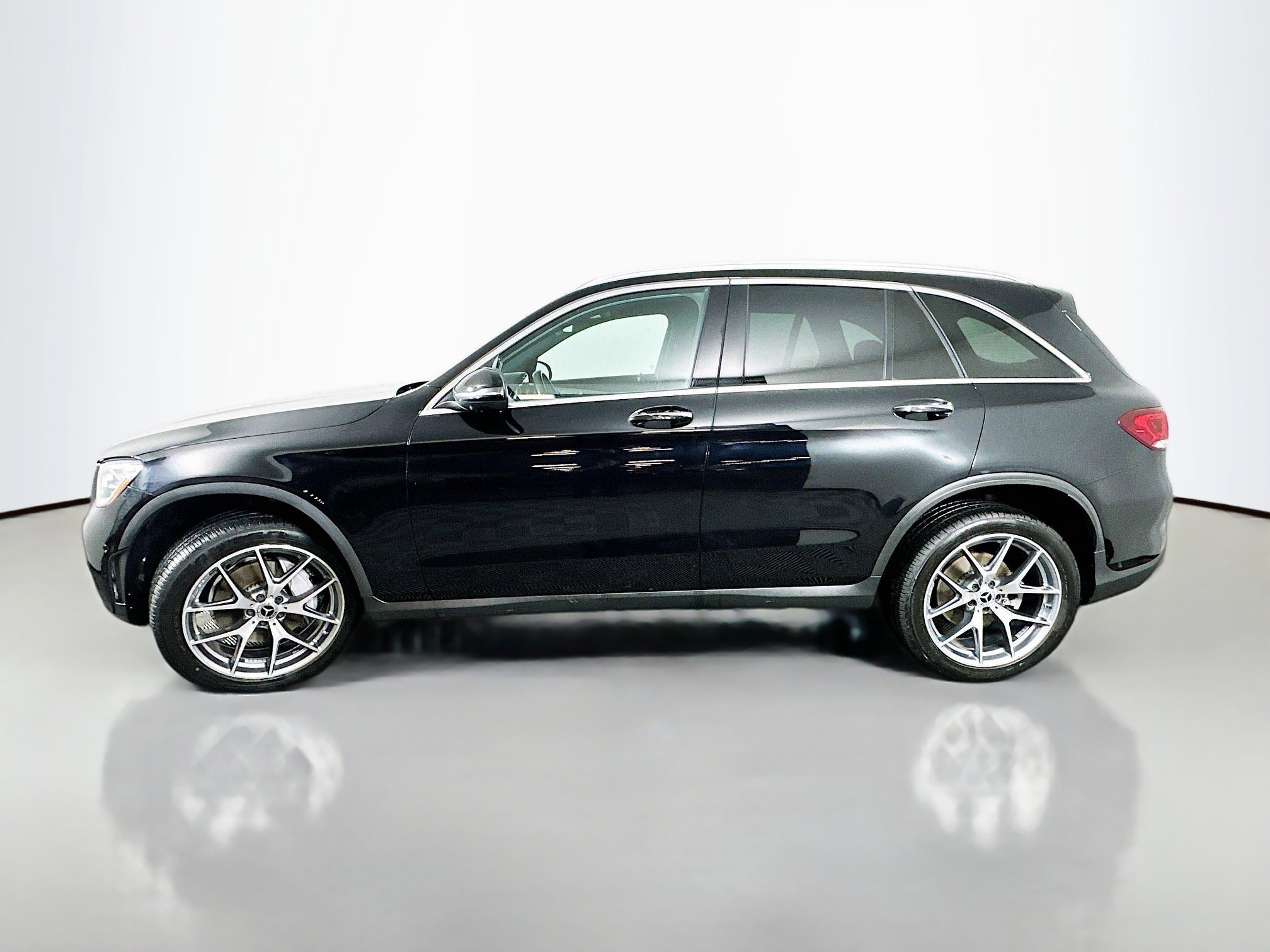Used 2021 Mercedes-Benz GLC 300 4MATIC image 4
