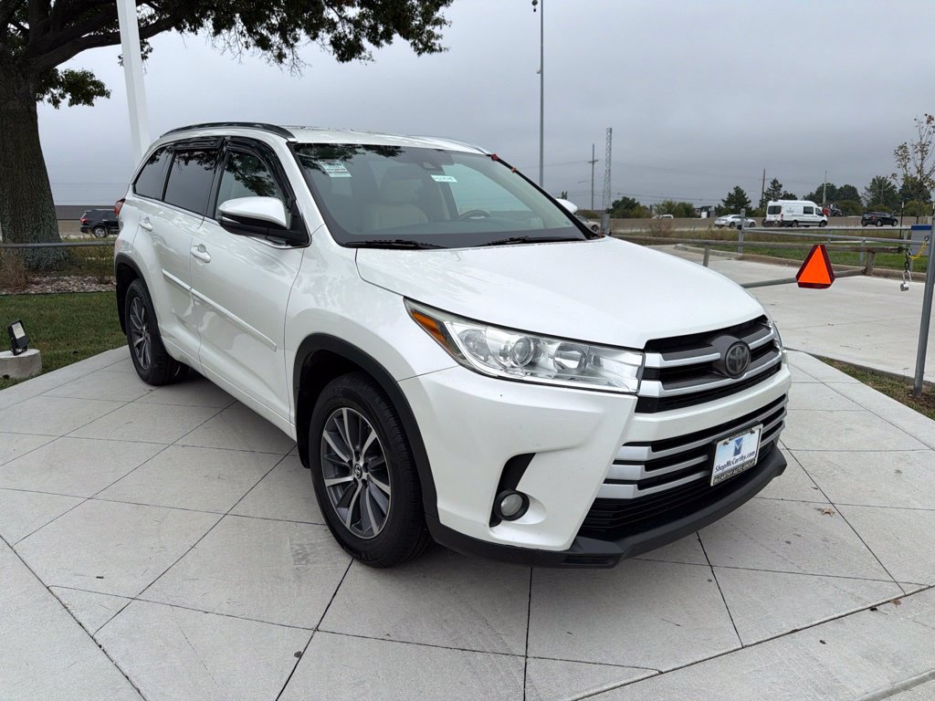 Used 2017 Toyota Highlander XLE w/ Protection Package #3 AWD/4WD image 2