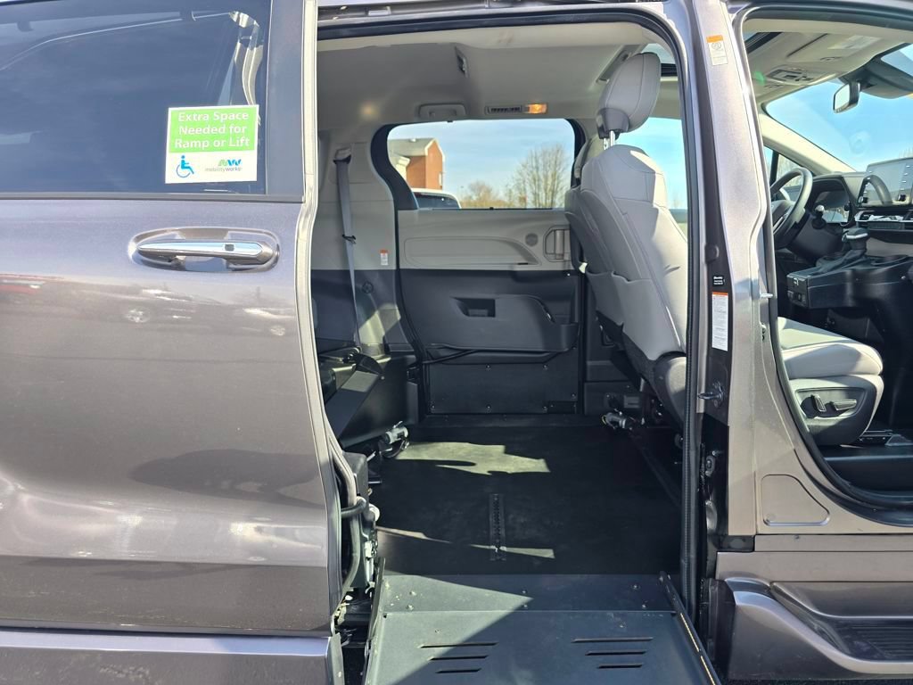 Used 2023 Toyota Sienna XLE w/ XLE Plus Package FWD image 18