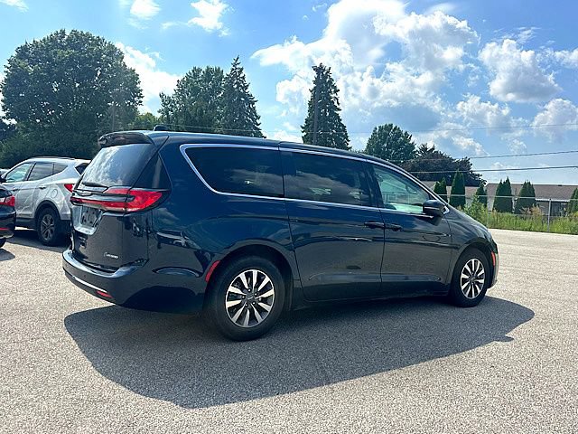 Used 2023 Chrysler Pacifica Touring-L FWD image 7
