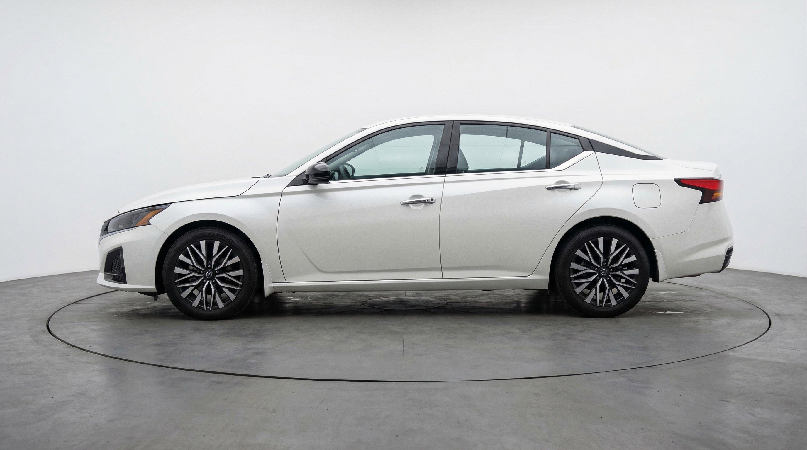 Used 2025 Nissan Altima 2.5 SV FWD image 5