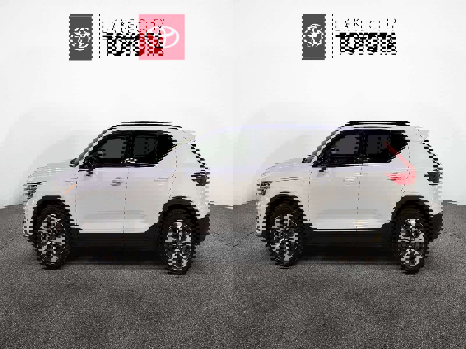 Used 2024 Volvo XC40 B5 Plus AWD/4WD image 3