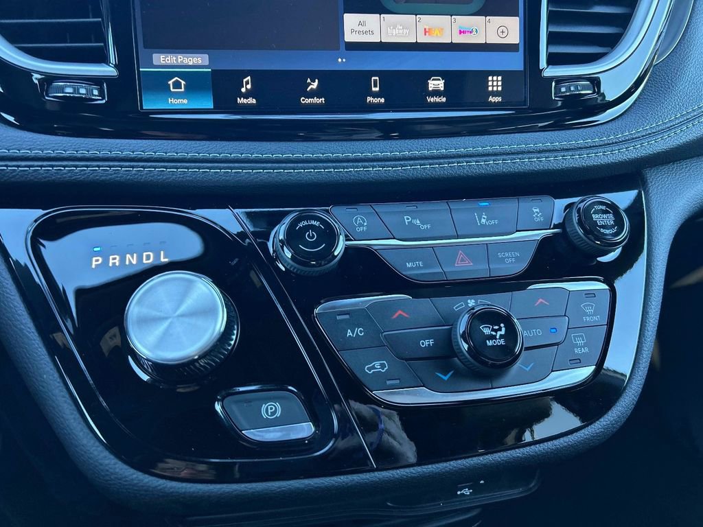 New 2026 Chrysler Pacifica Select image 9