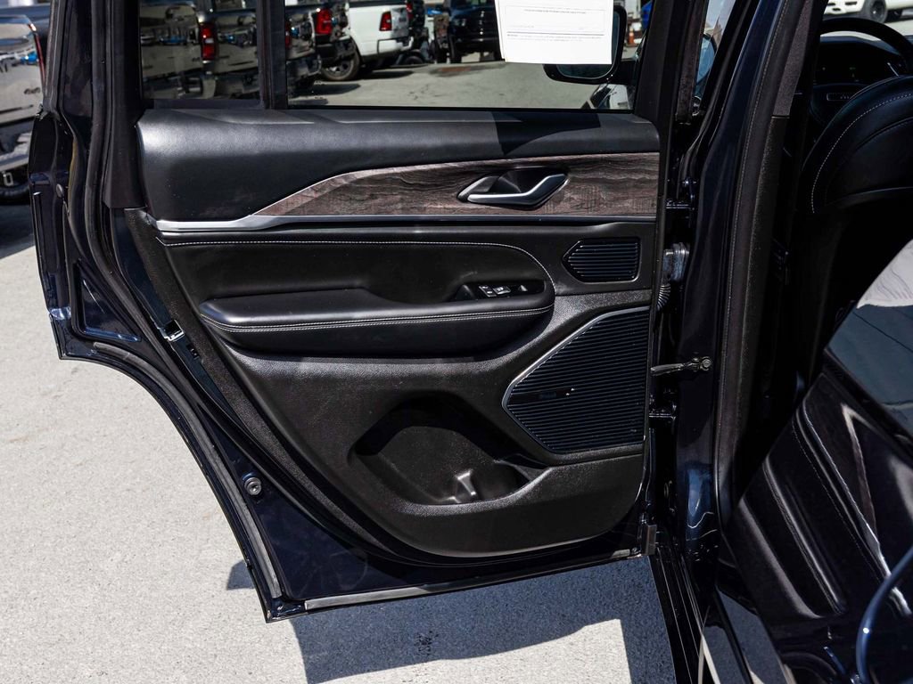 Used 2022 Jeep Grand Cherokee Overland AWD/4WD image 13