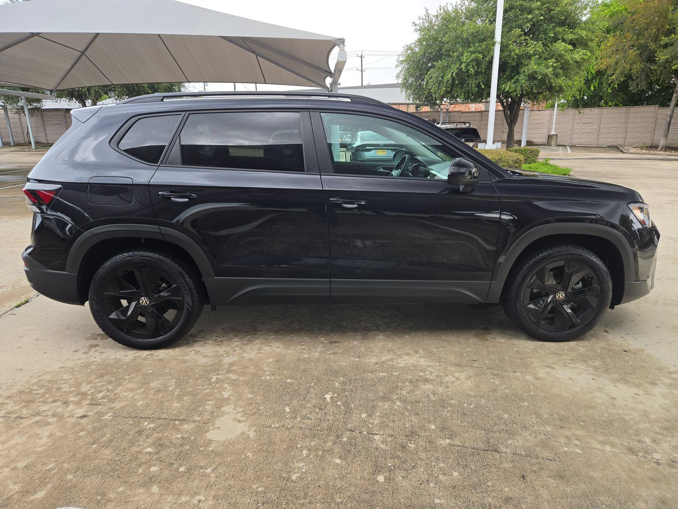 Used 2025 Volkswagen Taos SE FWD image 2
