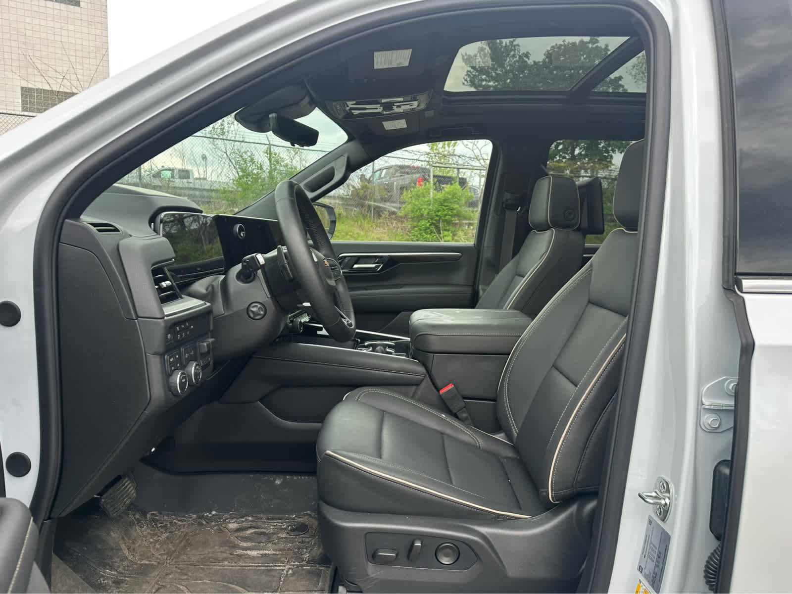 Used 2026 Chevrolet Suburban Premier AWD/4WD image 8