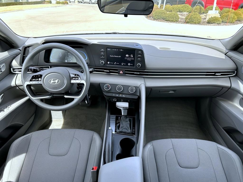 Used 2025 Hyundai Elantra SE image 14