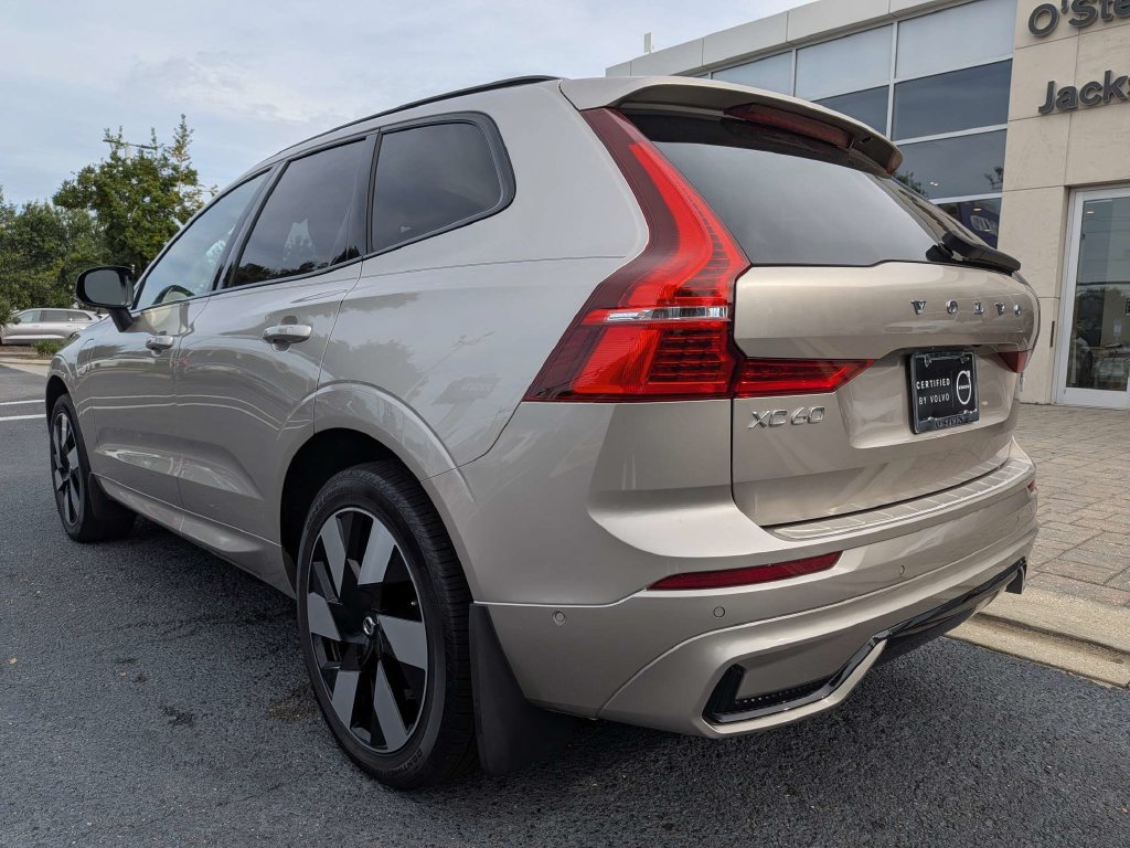 Certified 2024 Volvo XC60 T8 Ultimate w/ Climate Package AWD/4WD image 4