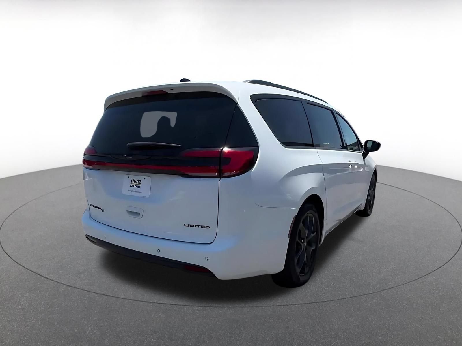 Used 2025 Chrysler Pacifica Limited FWD image 15