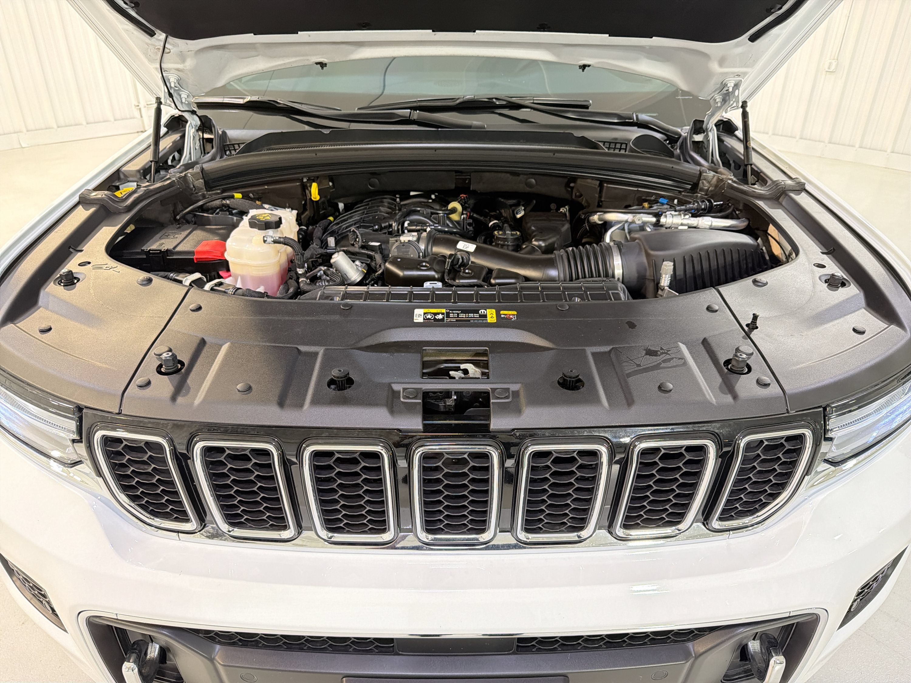 Used 2025 Jeep Grand Cherokee L Overland AWD/4WD image 32