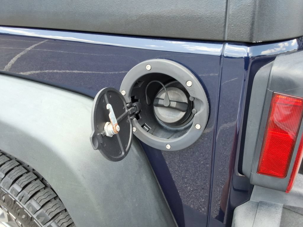 Used 2013 Jeep Wrangler Unlimited Rubicon w/ Connectivity Group AWD/4WD image 12