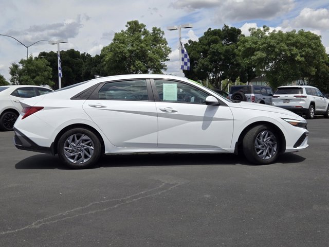 Used 2025 Hyundai Elantra Hybrid FWD image 3