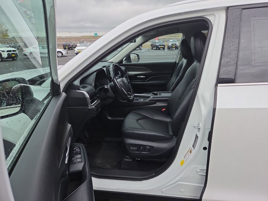Used 2024 Toyota Grand Highlander XLE image 16