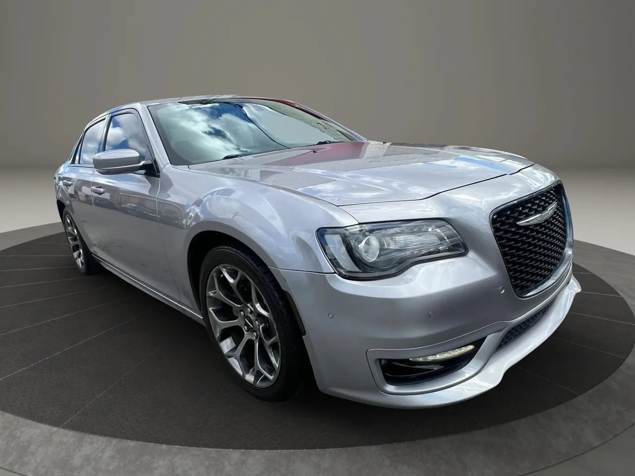 Used 2018 Chrysler 300 S w/ 300S Premium Group RWD image 3
