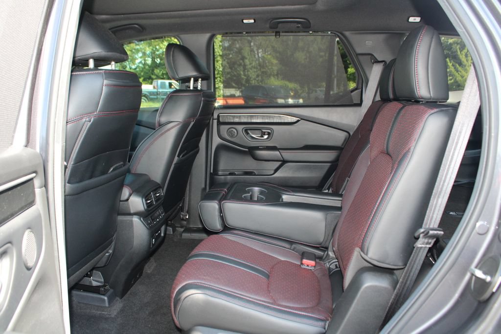 Certified 2025 Honda Pilot Black Edition image 13