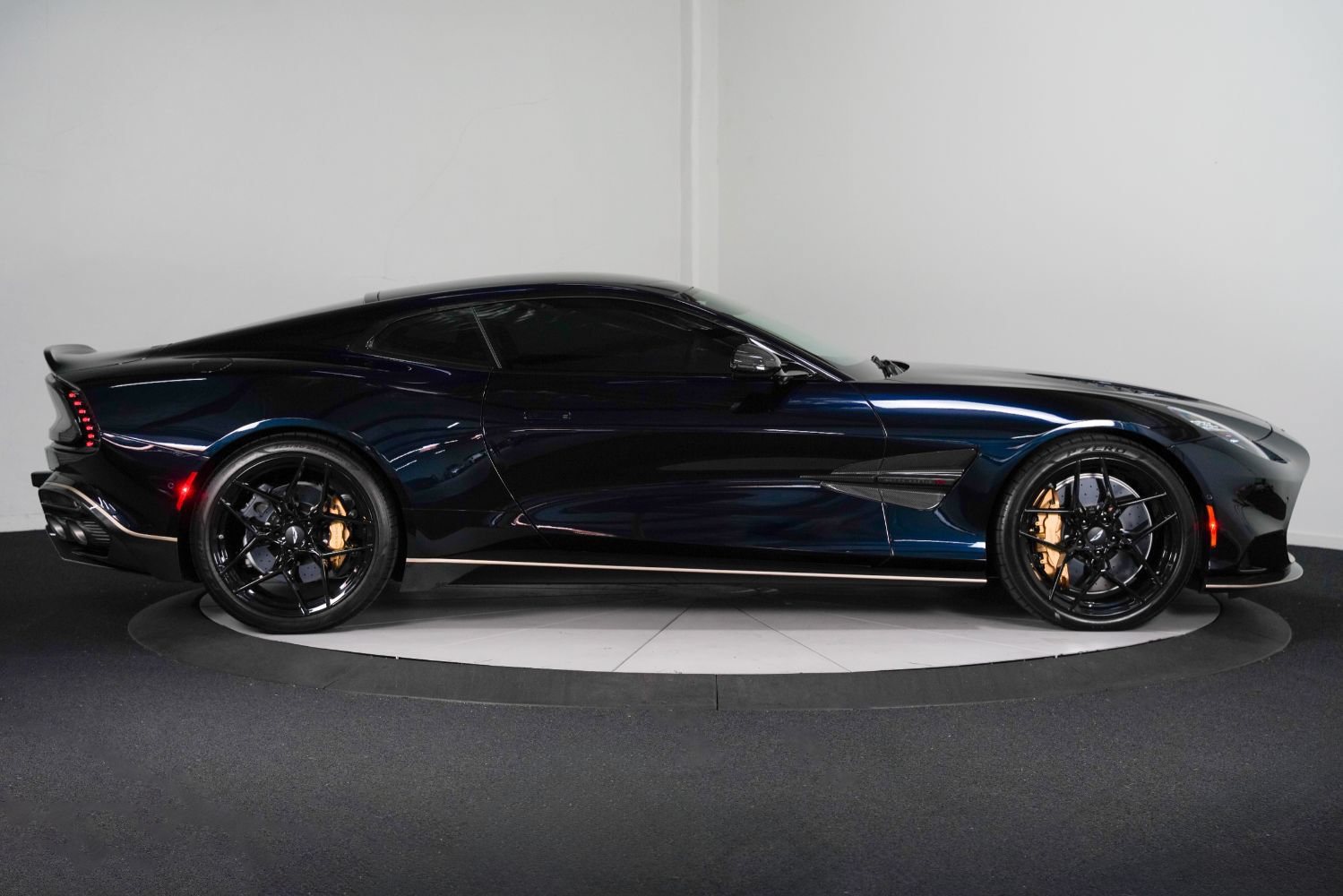 Used 2025 Aston Martin Vanquish RWD image 9
