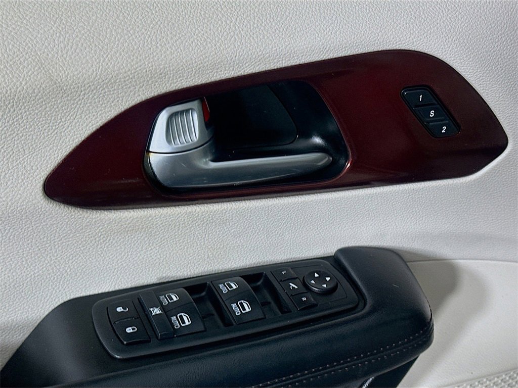 Used 2020 Chrysler Pacifica Limited w/ Tire & Wheel Group image 23