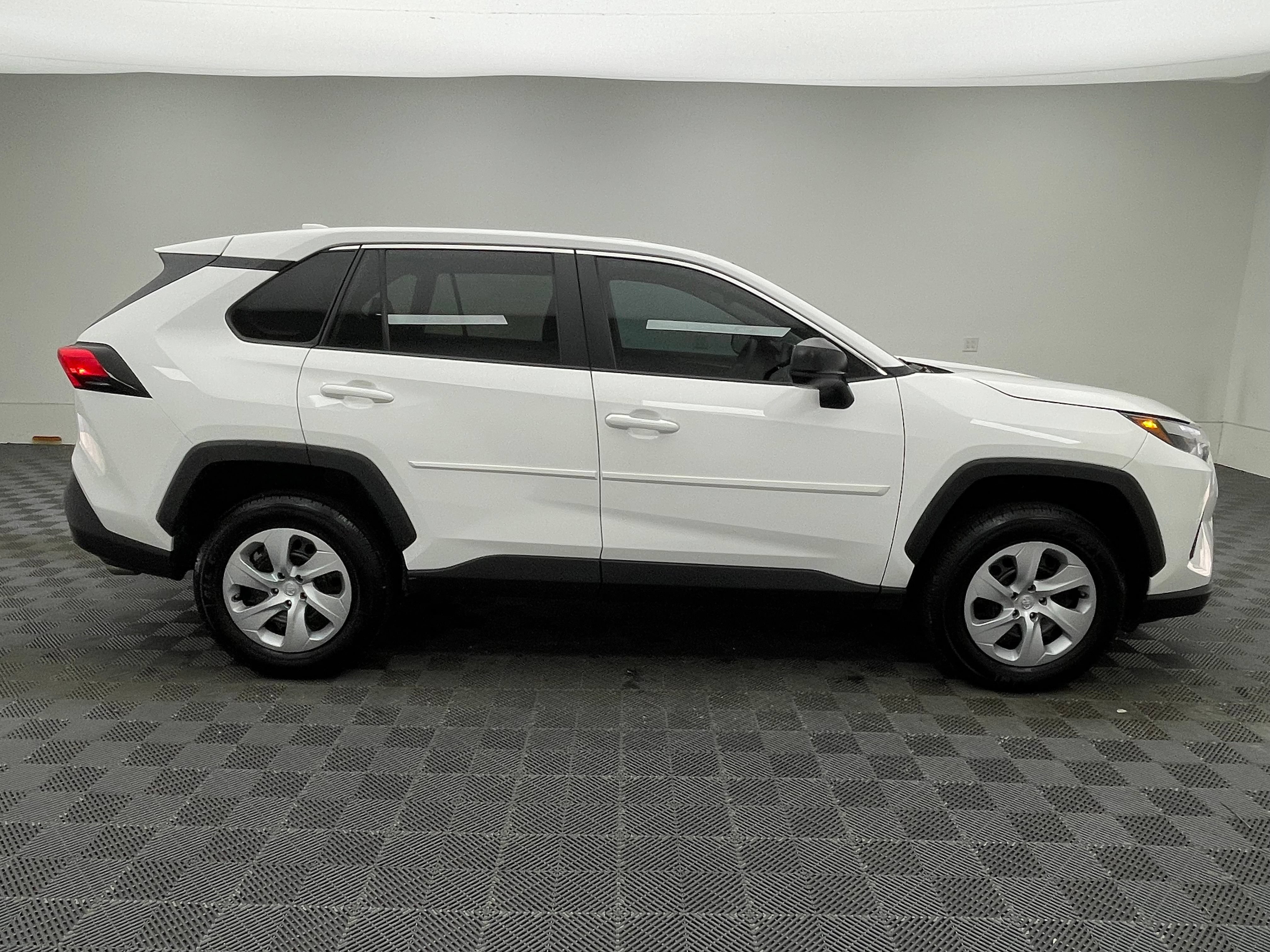 Used 2024 Toyota RAV4 LE FWD image 5