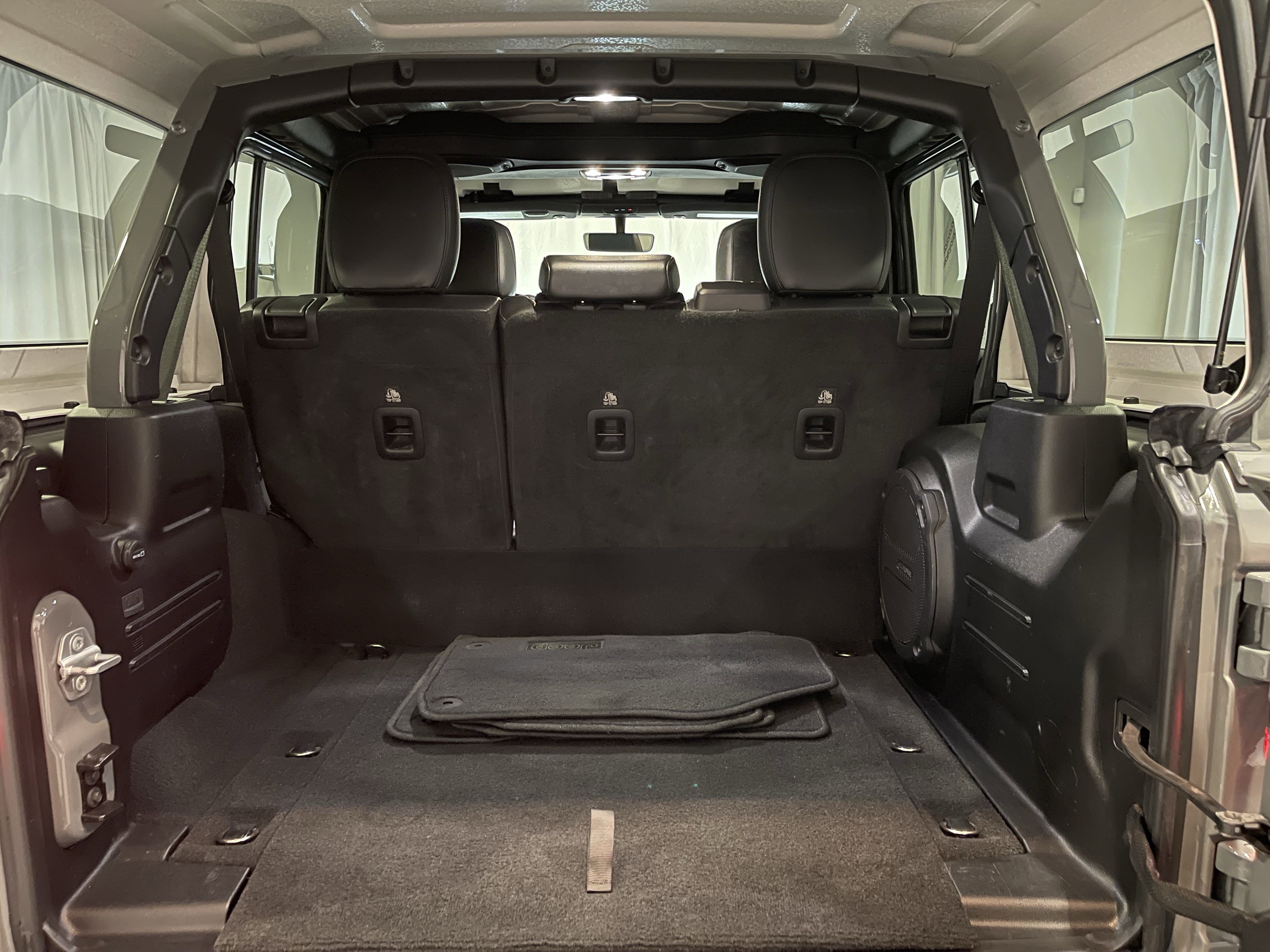 Used 2022 Jeep Wrangler Unlimited Sahara w/ Cold Weather Group image 27